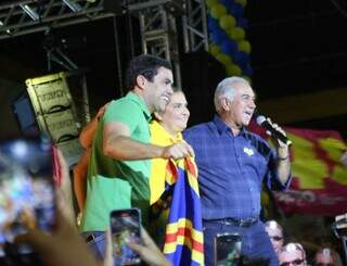 O ex-governador e atual presidente do PSDB em MS, Reinaldo Azambuja, discursa ao lado de Neidy Centurião e Beto Pereira. (Foto: Enryck Sena)