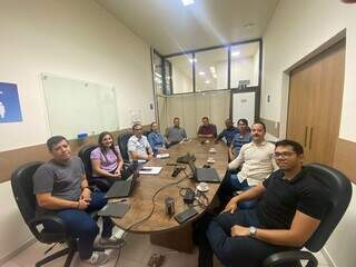 A equipe envolvida na criação da inteligência artificial em reunião (Foto: Divulgação)