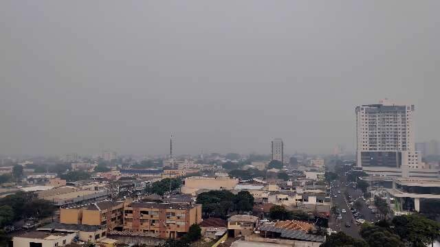 Fuma&ccedil;a cobre Dourados e cheiro de queimada toma conta da cidade