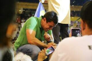 Beto conversa com apoiadores que estavam na plateia do evento. (Foto: Enryck Sena)