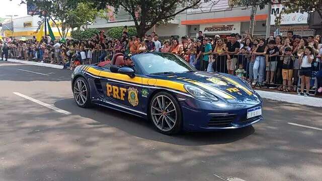 Com Porsche da PRF e sem Pol&iacute;cia Civil, desfile atrai 25 mil &agrave; avenida