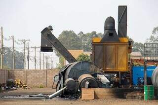 Tanque de óleo diesel que pegou fogo (Foto: Juliano Almeida) 