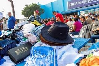 Produtos à venda enquanto fiéis aguardam, atrás, a chance de ver o pastor de perto (Foto: Juliano Almeida)