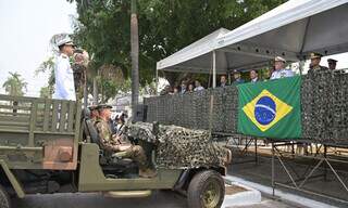 Militares e autoridades durante desfile na Avenida General Rondon, em Corumbá (Foto: Anderson Gallo/Diário Corumbaense)