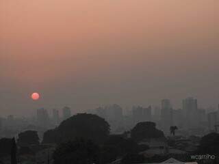 Sol nasce em meio a fumaça na manhã deste sábado (7). (Foto: Wilmar Carrilho/Imagem cedida)