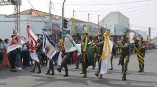 Em Coxim, o desfile ocorreu na Avenida Filinto Muller, no Centro. (Foto: Coxim Agora)