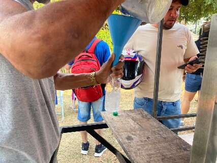 "Muito calor, né? Um coco vai bem": ambulantes aproveitam para fazer renda extra