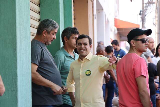 Em desfile, Beto Pereira aposta em &quot;corpo a corpo&quot; para conquistar eleitores