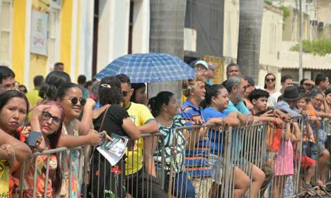 &Aacute;gua e guarda-sol ajudaram p&uacute;blico a enfrentar calor para ver desfile em Corumb&aacute;