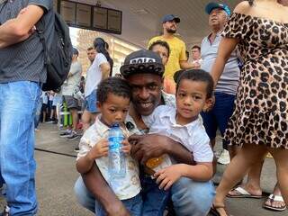 Elysée Pierre e os filhos de 2 e 7 anos, no desfile de 7 de Setembro (Foto: Clara Faria)