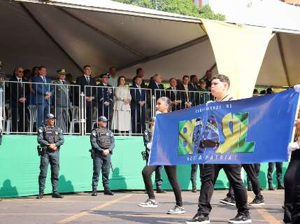 Com atraso de 1h, estudantes abrem desfile da Independ&ecirc;ncia na Capital