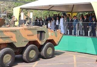 Tanque do Exécito pede autorização ao governador de Mato Grosso do Sul, Eduardo Riedel (PSDB) para passagem dos militares no desfile de Independência (Foto: Osmar Veiga)