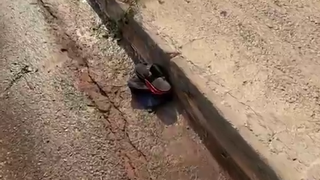 O chinelo de Pedro ficou no local onde o jovem foi baleado (Foto: reprodução / vídeo Jardim MS News)