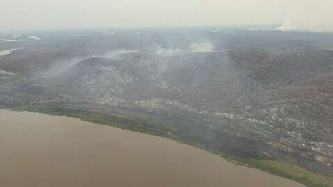 Fogo vindo da Bolívia ameaça indígenas, ribeirinhos e Serra do Amolar 