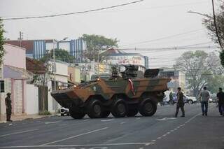 Blindado é levado na rua 13 de Maio pra o desfile da Independência (Foto: Juliano Almeida)