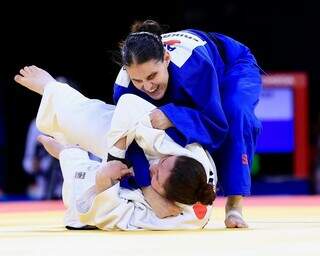 Érika Cheres Zoaga (azul), durante competição (Foto: Marcello Zambrana/CPB)