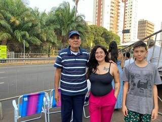 Vendedora Giovanna Vilela, o sogro e o cunhado com cadeiras ao lado da arquibancada. (Foto: Clara Faria)