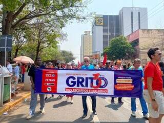 Em ato pac&iacute;fico, manifestantes do Grito dos Exclu&iacute;dos fazem coro por direitos