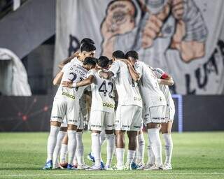 Jogadores do Peixe se agrupam no gramado para discutir táticas em campo. (Foto: Raul Baretta/Santos)