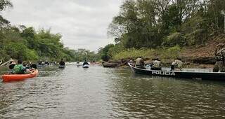 Vários barcos são utilizados durante expedição no Rio Miranda (Foto: Divulgação)