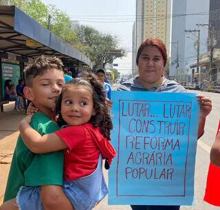 Manifestantes pedem reforma agrária durante ato do Grito dos Excluídos, na Rua 13 de Maio (Foto: Clara Farias)