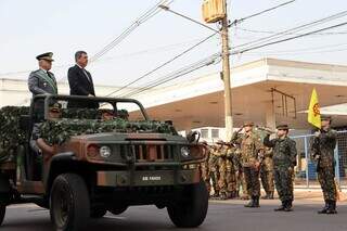 Governador do Estado, Eduardo Riedel, passa em carro aberto ao lado do comandante do CMO (Comando Militar do Oeste), general de Exército Luiz Fernando Estorilho Baganha. (Foto: Osmar Veiga)