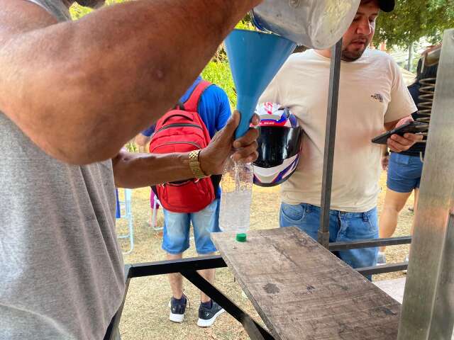 &quot;Muito calor, n&eacute;? Um coco vai bem&quot;: ambulantes aproveitam para fazer renda extra