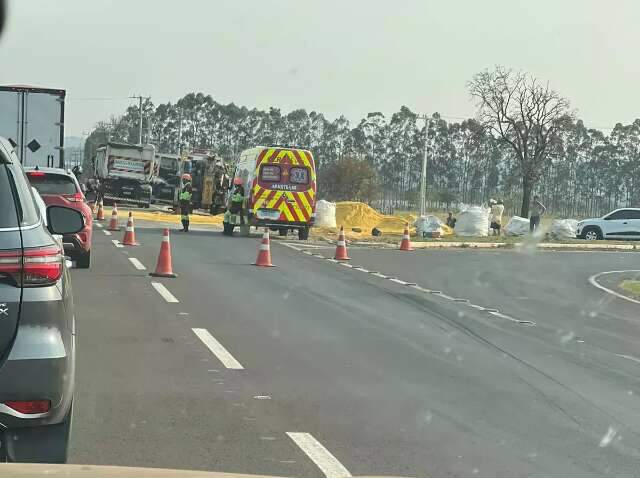 Carreta carregada com soja tomba e &ldquo;trava&rdquo; tr&acirc;nsito na BR-163