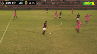 Jogadores disputam a posse da bola no gramado do Estádio Ninho do Águia, em Rio Brilhante. (Foto: Reprodução/Fair Play TV)