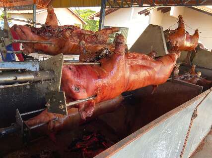 Hoje tem churrasco dançante, porco no rolete e Praça Bolívia