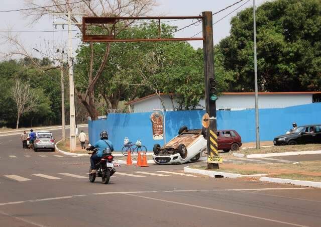 Defeito em sinaliza&ccedil;&atilde;o e desaten&ccedil;&atilde;o causam capotagem no Jd. Aeroporto