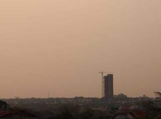 Céu na região do Bairro Vivendas do Bosque coberto por fumaça (Foto: Osmar Veiga)