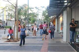 Consumidores andando na Rua 14 de Julho, em Campo Grande (Foto: Paulo Francis)