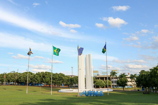 Monumento da UFMS, na entrada da Cidade Universitária, em Campo Grande. (Foto: Paulo Francis/Arquivo)