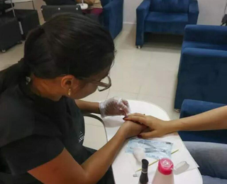 Manicure profissional trabalhando em salão de beleza de Campo Grande. (Foto: Arquivo/Campo Grande News)