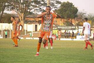 Fabinho saiu do banco de reservas para marcar o gol da vitória do Naviraiense, no Estádio Virotão. (Foto: Rodrigo Moreira/FFMS)