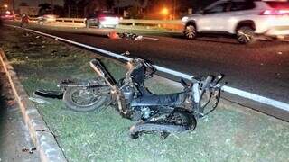 Motocicleta conduzida pela vítima foi totalmente destruída em colisão com picape. (Foto: Leandro Holsbach)