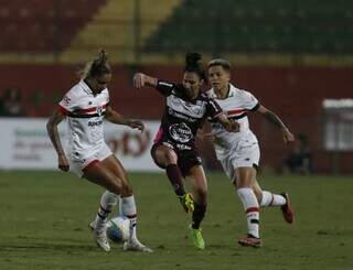 Jogadoras disputam a posse da bola durante confronto válido pela ida à final do Brasileirão Feminino. (Foto: Rubens Chiri/São Paulo)