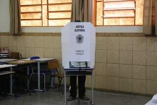 Eleitor votando dentro de sala de aula na Escola Municipal Tomaz Ghirardelli (Foto: Paulo Francis)