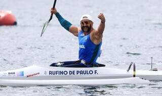 Fernando Rufino comemora o ouro em disputa hoje, em Paris (Foto:  Marcello Zambrana/CPB)