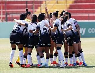 Brabas comemoram gol marcado durante confronto válido pelo título do Brasileirão Feminino. (Foto: Rodrigo Gazzanel/Corinthians)