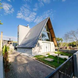 A construção em A-frame foi uma das escolhas do casal. (Foto: Arquivo Pessoal)