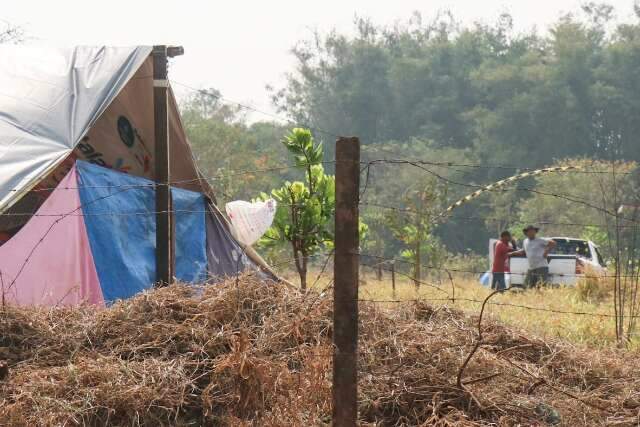 Fam&iacute;lias ocupam terreno, PM tira, mas eles voltam a montar barracas horas depois