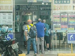 Pessoas aguardam na fila de lotérica no Centro de Campo Grande (Foto: Marcos Maluf)