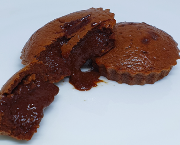 Petit gâteau sem trigo fica pronto em 5 minutos e salva na vontade de doce