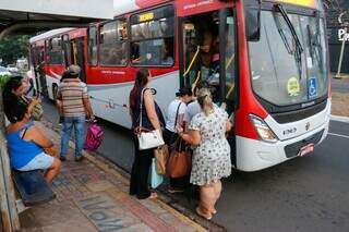 Trabalhadores s&atilde;o deixados para tr&aacute;s por &ocirc;nibus que atendem altos da Mato Grosso