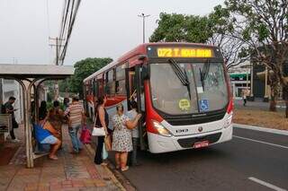 Trabalhadores s&atilde;o deixados para tr&aacute;s por &ocirc;nibus que atendem altos da Mato Grosso