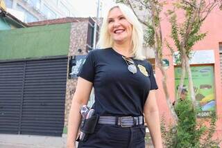 At&eacute; com pistola rosa, Lu se faz respeitar h&aacute; duas d&eacute;cadas na pol&iacute;cia