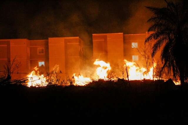 Inc&ecirc;ndio em vegeta&ccedil;&atilde;o deixa o Bairro Pioneiros encoberto por fuma&ccedil;a