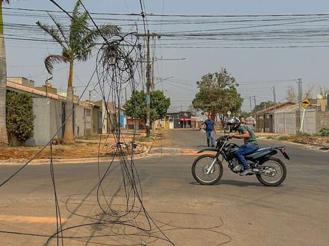 Fios soltos em avenida causam transtorno para moradores do Nova Campo Grande 